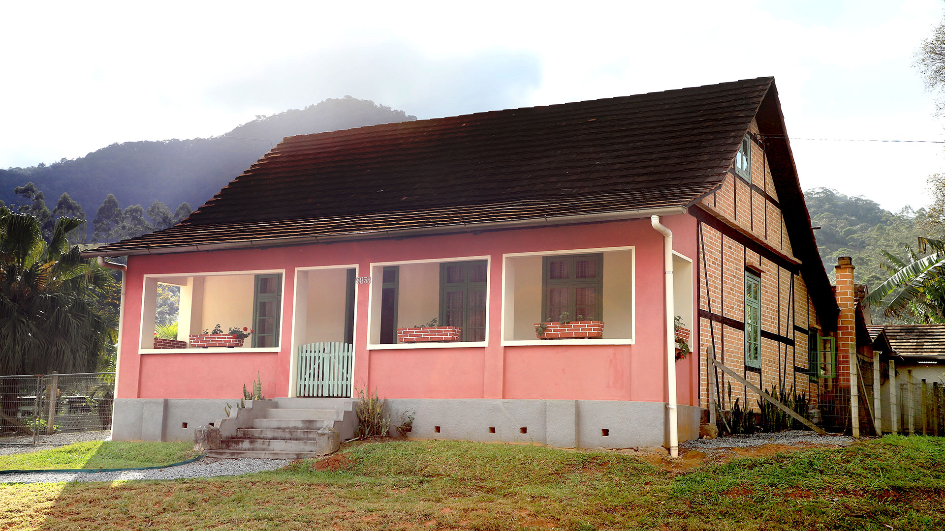 Por que algumas casas enxaimel são rebocadas?