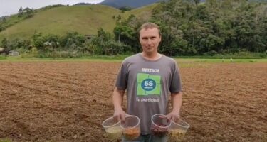 Plantando milho na Rota do Enxaimel