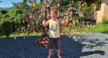 Osterbaum com mais de 400 casquinhas de ovos vence concurso da Rota do Enxaimel na Páscoa