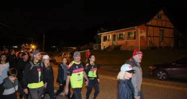 Caminhada Noturna da Rota do Enxaimel reúne 1,5 mil pessoas e bate recorde de público