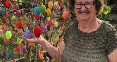 Osterbaum decorada com tranças de cetim vence concurso da Rota do Enxaimel