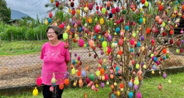 Árvore com mil casquinhas enfeitadas ganha concurso de Osterbaum da Rota do Enxaimel