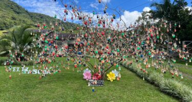 Árvore enfeitada com palha de milho ganha concurso de Osterbaum da Rota do Enxaimel
